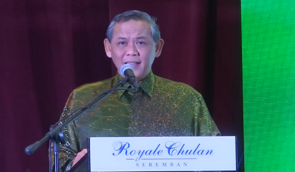 Datuk Seri Aminuddin Harun berucap pada majlis pelancaran publisiti ekopelancongan di Seremban.